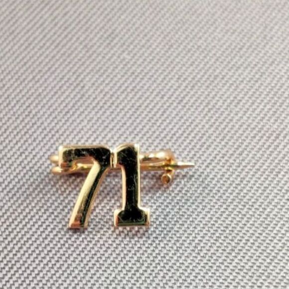Number 71 Lapel Pin Gold Color Gold Tone Numerals - Picture 1 of 4